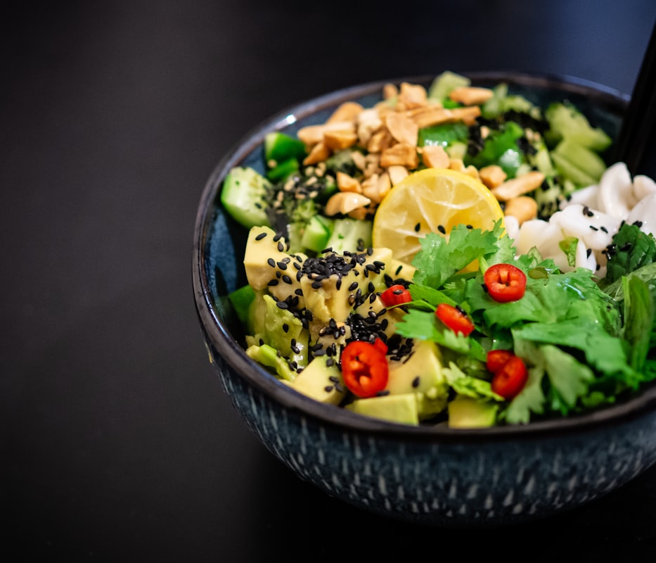 Smoothie bowl dengan granola dan buah kering